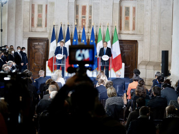 Traité Italie-France, déclarations à la presse à Villa Madama Palazzo del Quirinale, 26/11/2021 - Le Premier ministre italien Mario Draghi et le Président français Emmanuel Macron font des déclarations conjointes à la presse au Quirinale.
