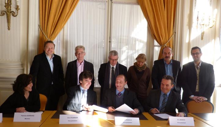 Die drei Vize-Vorsitzenden des Espace Mont-Blanc unterzeichnen in Chamonix eine Absichtserklärung für die Gründung einer Groupement Européen de Coopération Territoriale GECT.